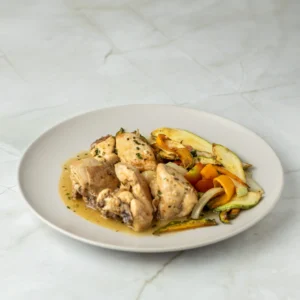 Pollo al ajillo con tomate cherry y verduras