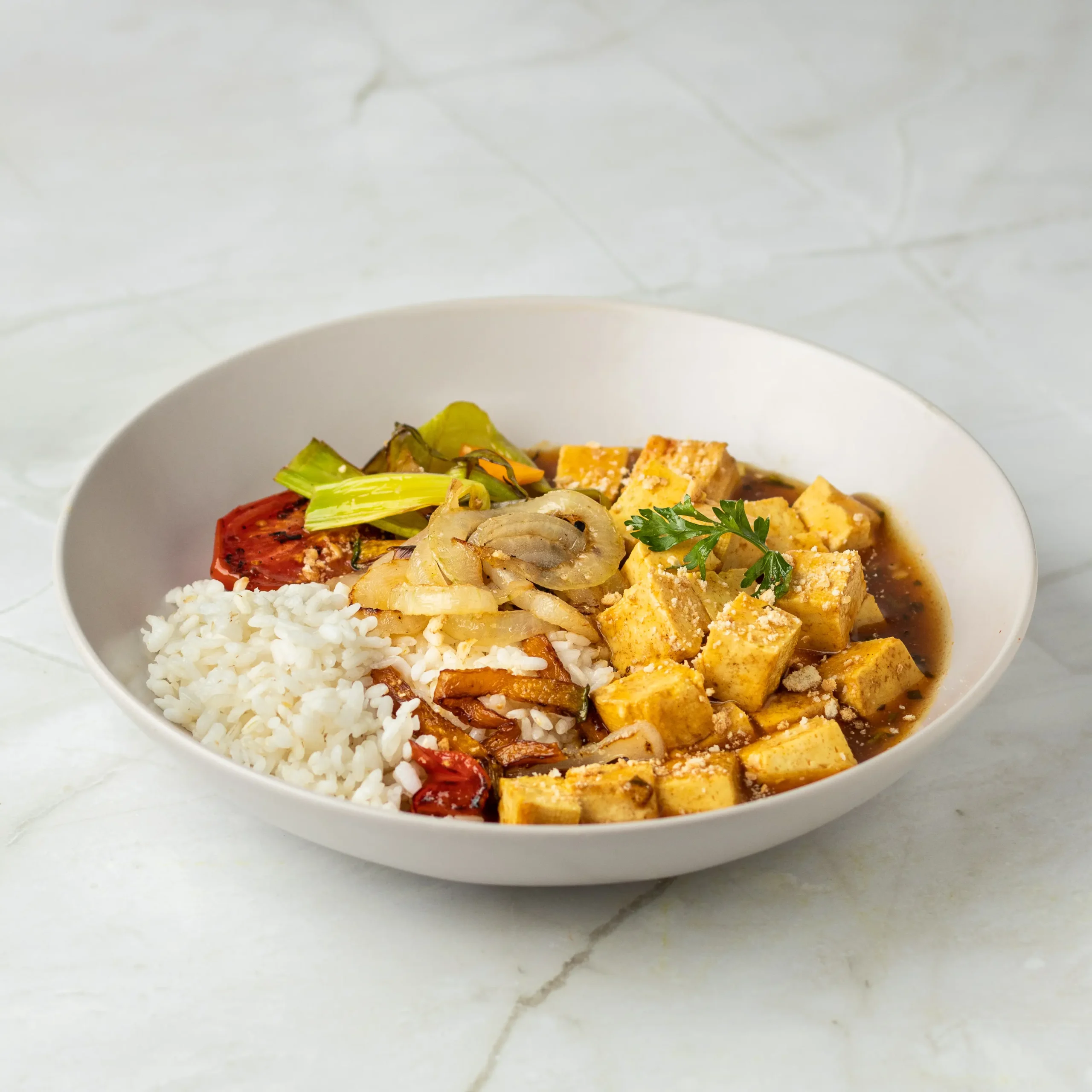 Tofu-en-salsa-con-verduras-y-arroz.webp